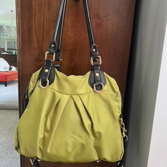 Chic Green Shoulder Bag with Black Details - Picture 2 of 3